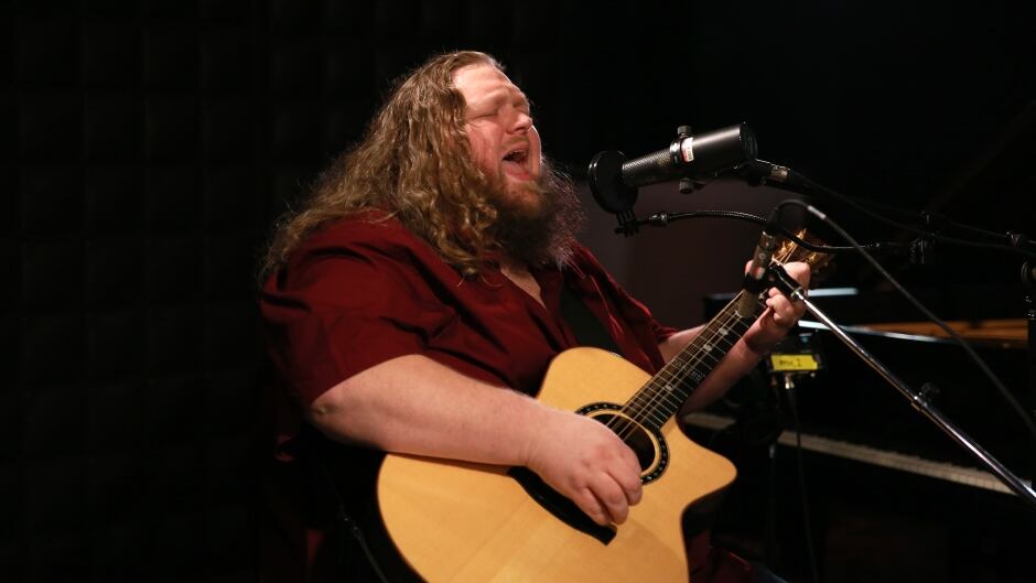 matt-andersen-acoustic-guitar-concert